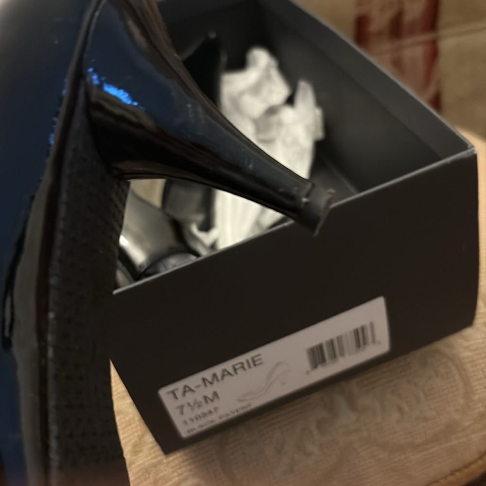 Tahari Glossy Black Peep Toe Heels - Picture 7 of 7